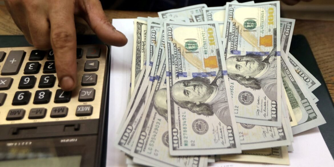 dolar-sobe-para-r$-5,67-apos-oito-quedas-consecutivas