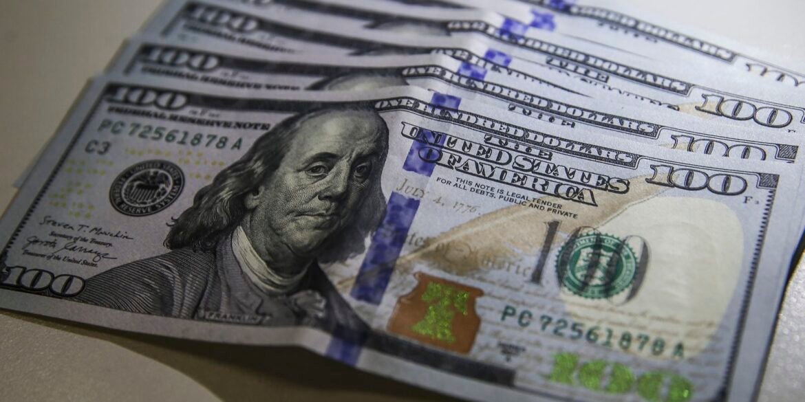 dolar-fecha-praticamente-estavel,-a-r$-5,54,-mas-sobe-2,26%-na-semana