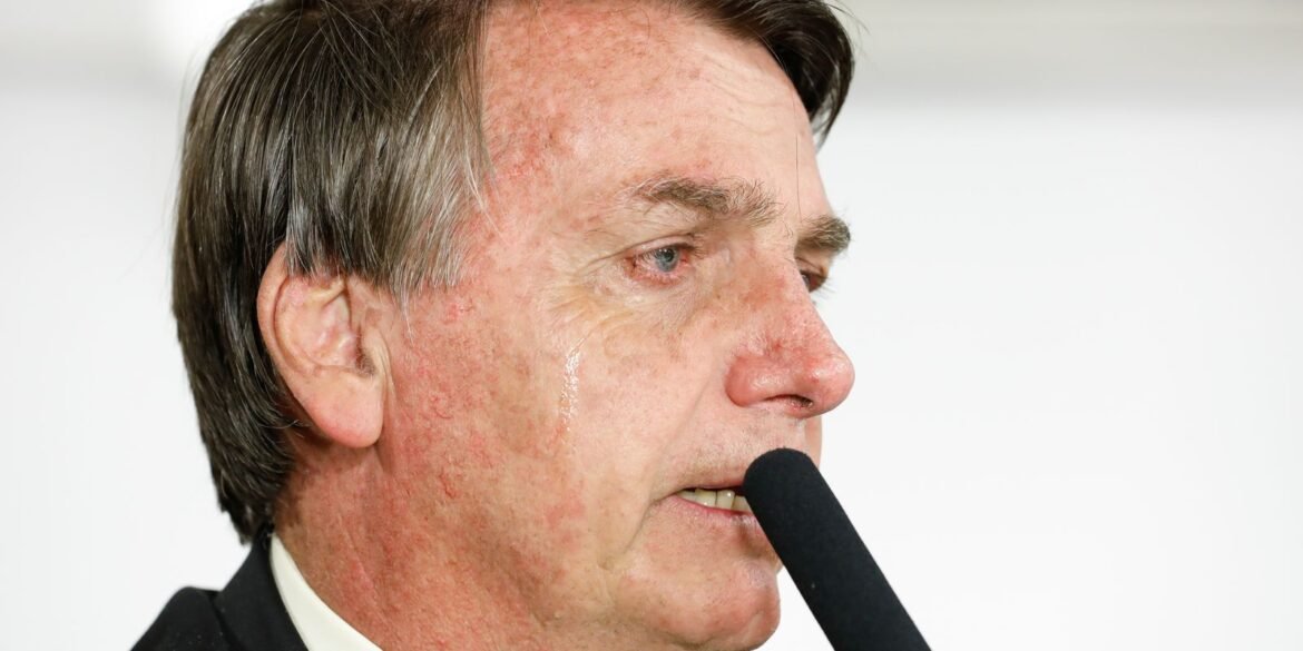 pf-cumpre-mandados-na-casa-de-jair-bolsonaro,-que-usara-tornozeleira