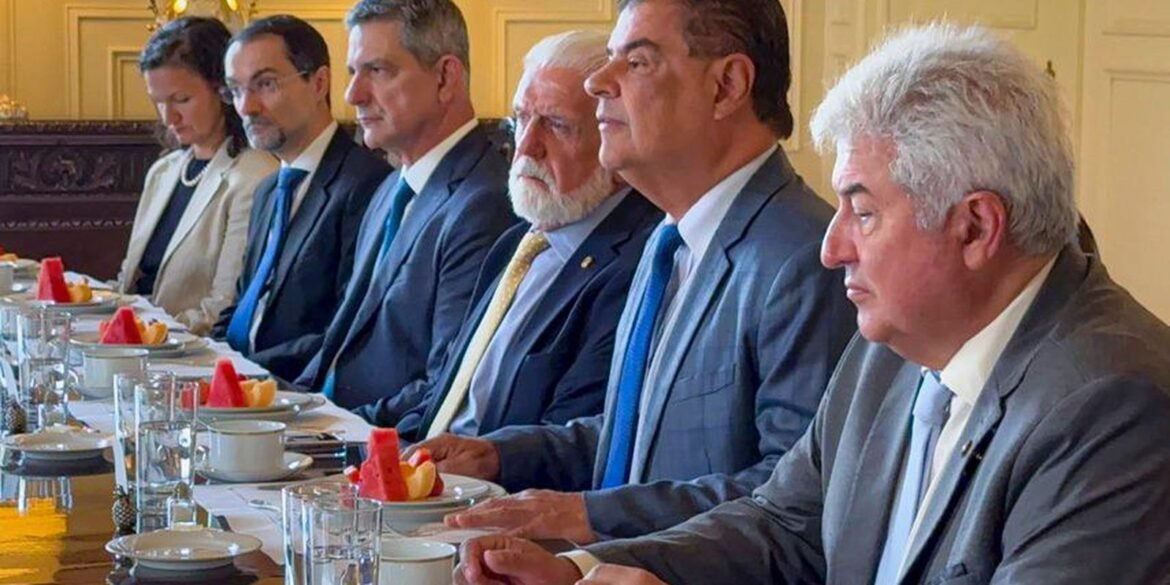 senadores-brasileiros-buscam-dialogo-sobre-tarifas-impostas-por-trump
