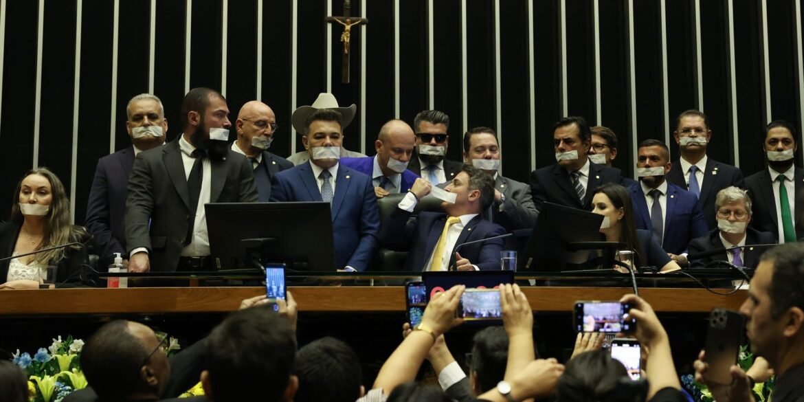 oposicao-ocupa-plenarios-por-anistia-a-8/1-e-impeachment-de-moraes