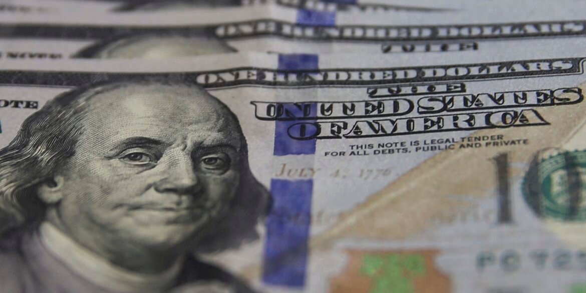dolar-cai-para-r$-5,38-e-fecha-no-menor-valor-em-mais-de-um-ano