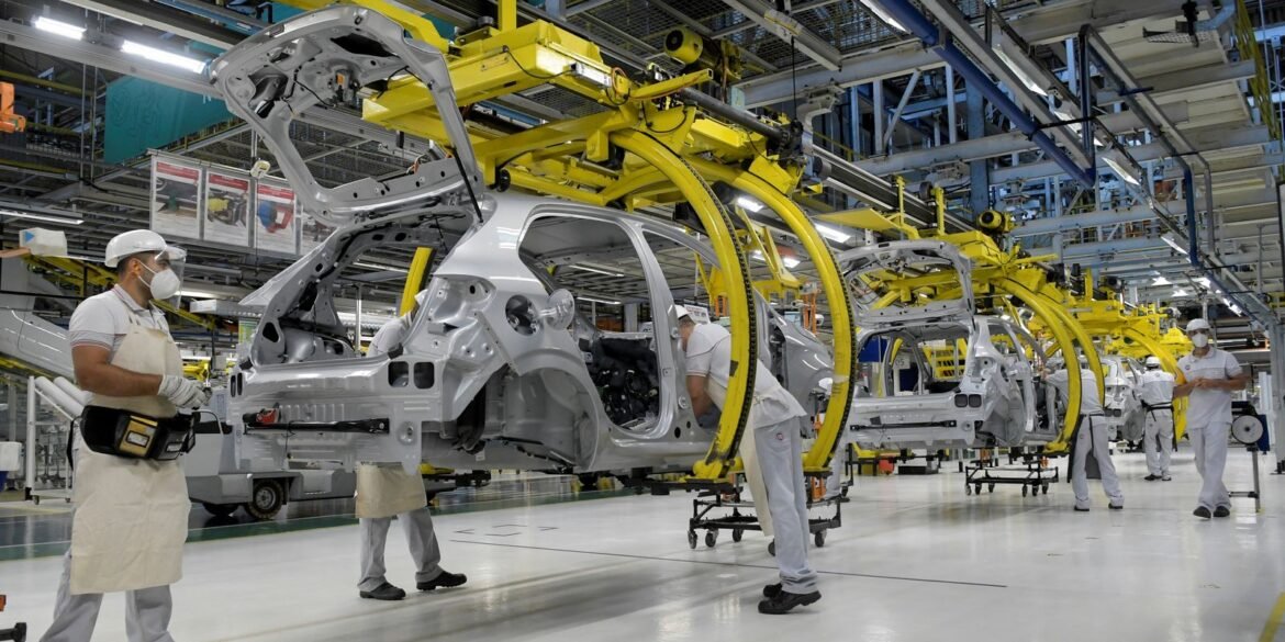 producao-industrial-recua-0,2%-em-julho-e-acumula-efeitos-do-juro-alto