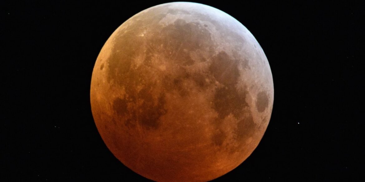 lua-de-sangue:-eclipse-lunar-total-ocorre-neste-domingo