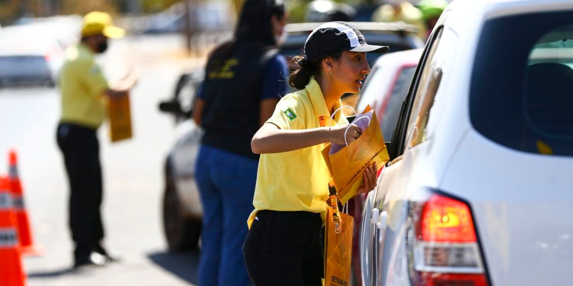 transporte:-melhor-lugar-de-crianca-no-carro-e-o-meio-do-banco-de-tras