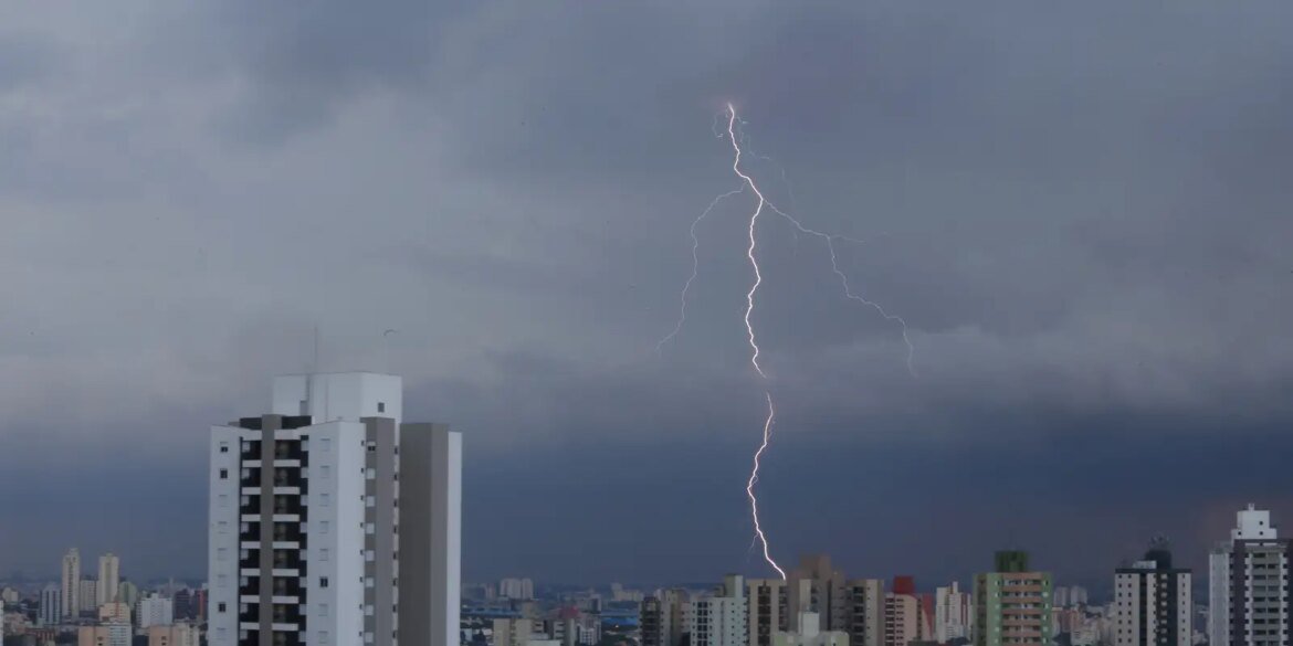 ventos-fortes-em-sp-derrubam-cobertura-de-arena-e-deixam-8-feridos