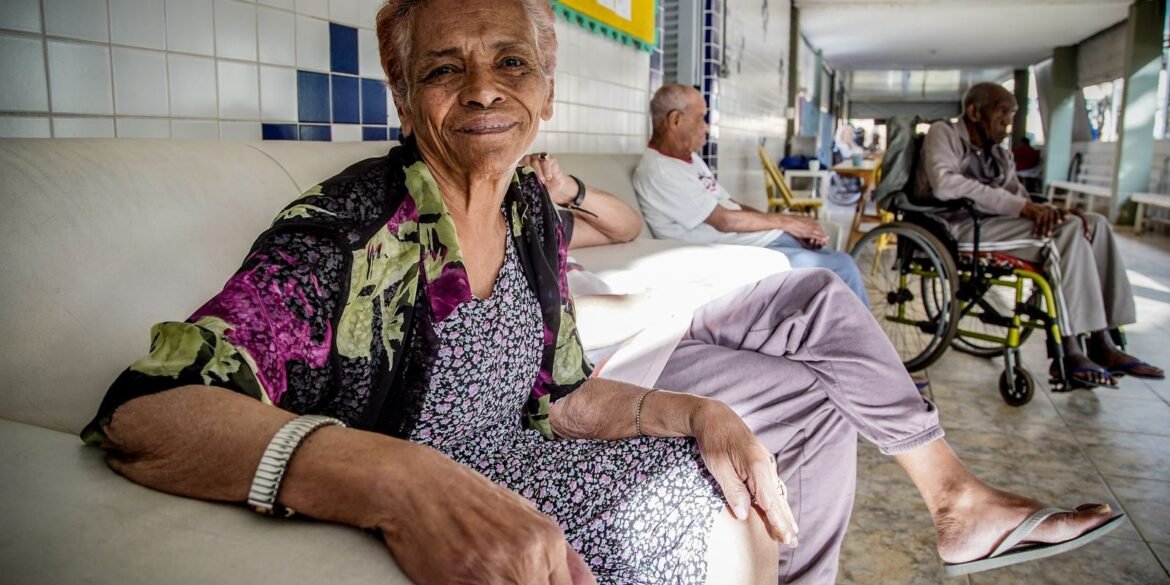 tema-da-redacao-do-enem-ajuda-a-debater-etarismo,-dizem-professores 