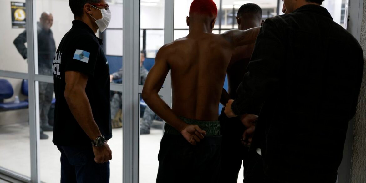 avenida-brasil-e-interditada-e-carros-sao-incendiados-no-rio