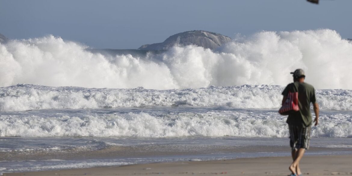 rj:-praias-seguem-com-ressaca-e-banhistas-devem-evitar-entrar-no-mar