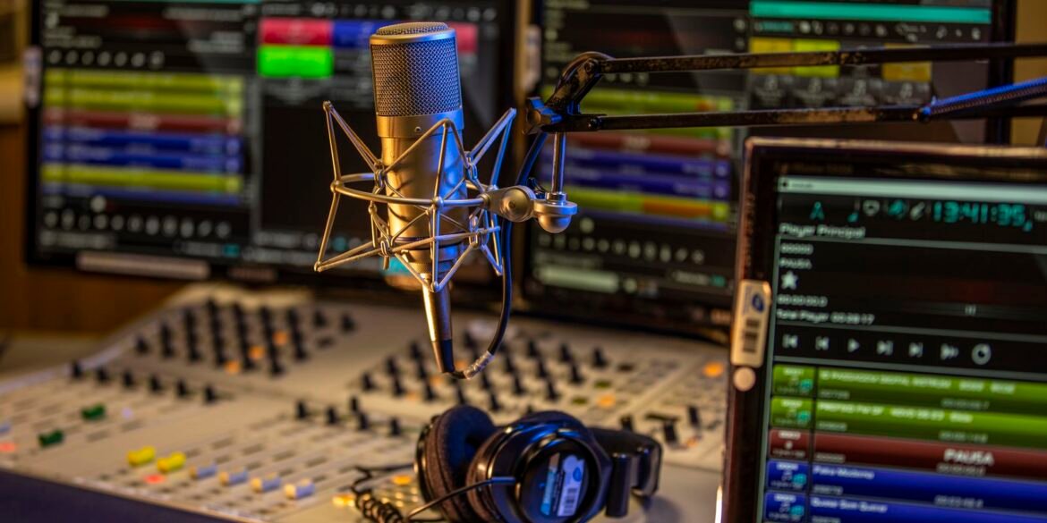 radios-mec-e-nacional-tem-crescimento-historico-de-audiencia-em-2025