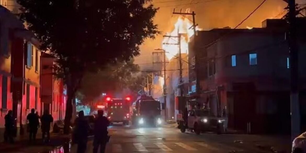 incendio-de-grandes-proporcoes-atinge-fabrica-no-bras,-em-sao-paulo