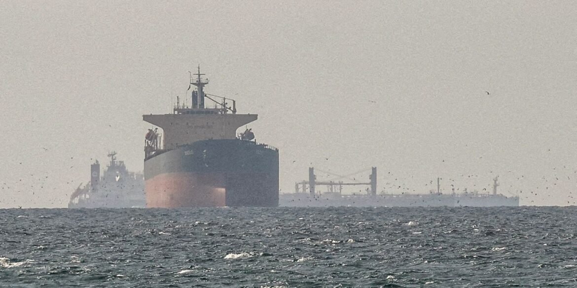 ira-nega-passagem-de-navios-dos-eua-por-ormuz-e-petroleo-dispara