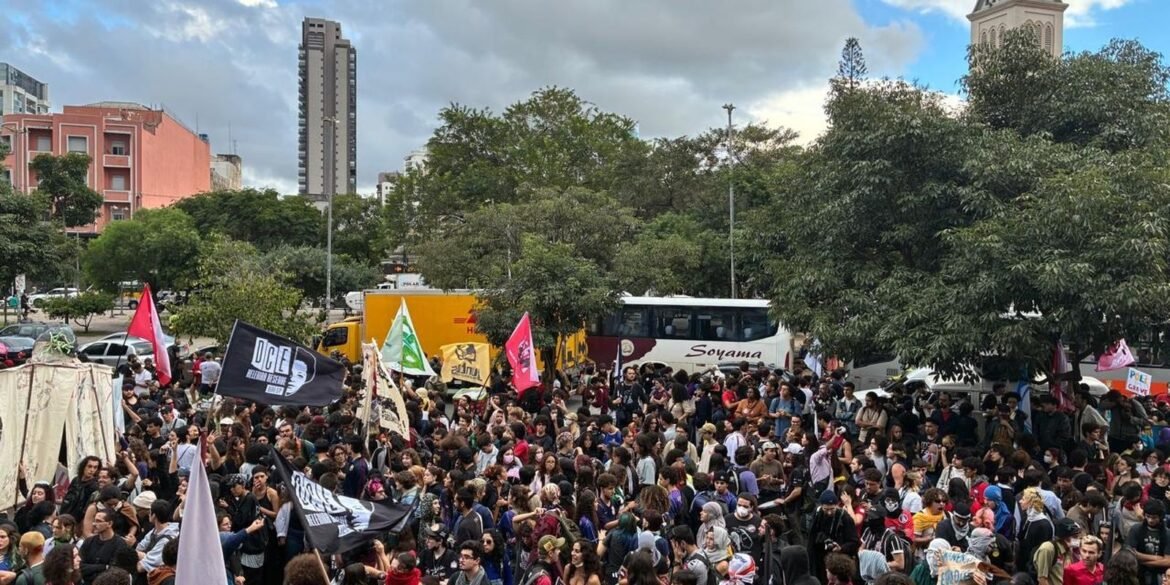 em-ato-na-capital-paulista,-estudantes-criticam-politicas-educacionais