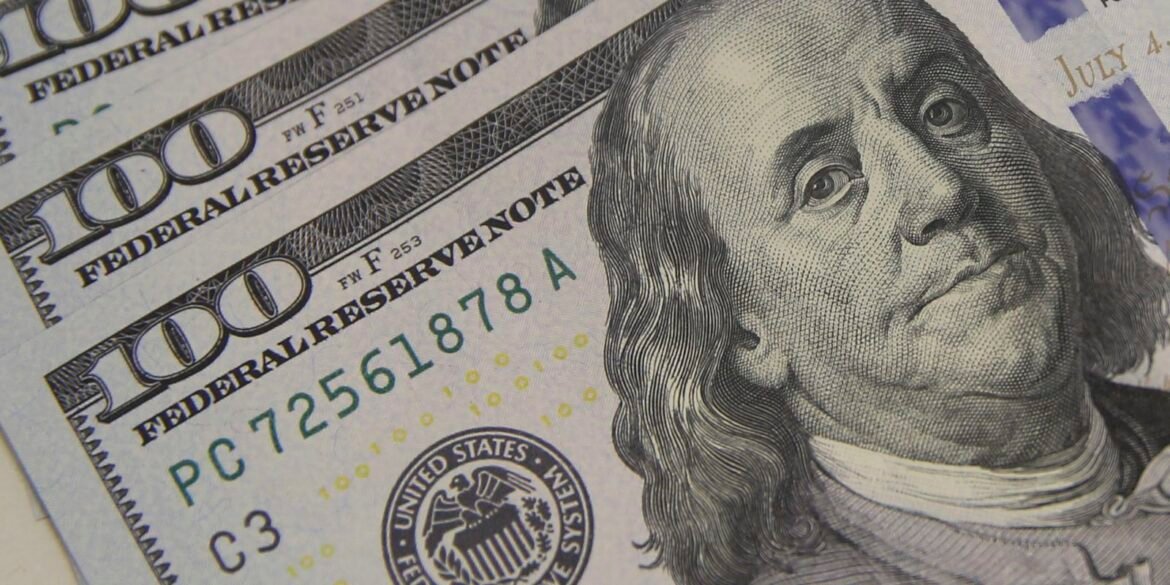 dolar-cai-ao-menor-nivel-em-quase-dois-meses,-com-alivio-externo