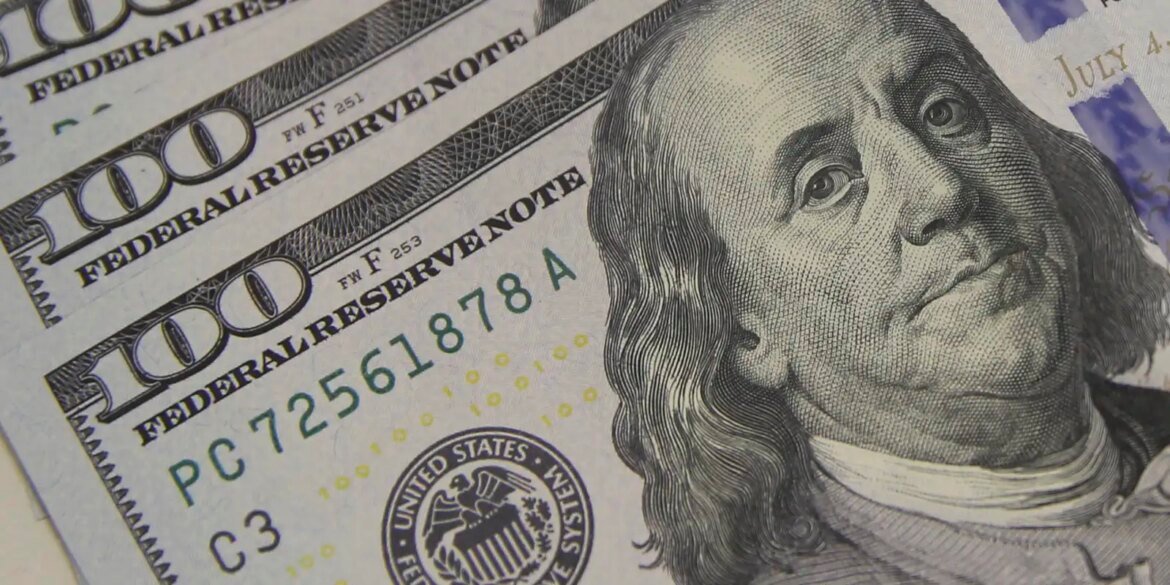 dolar-cai-a-r$-5,08-e-atinge-menor-valor-em-um-mes