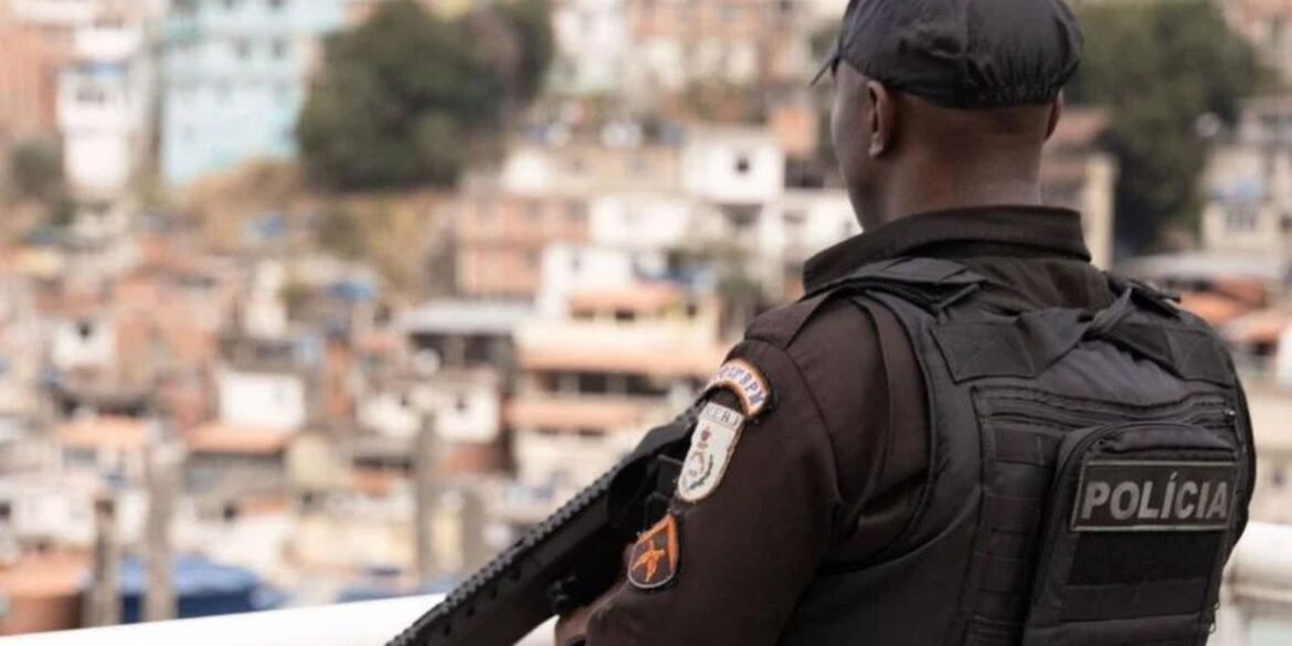 operacao-da-pmrj-apreende-drogas-e-armas-no-complexo-da-mare